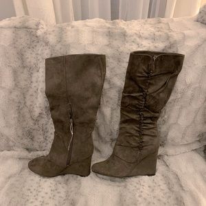 Size 7 boots suede never been worn